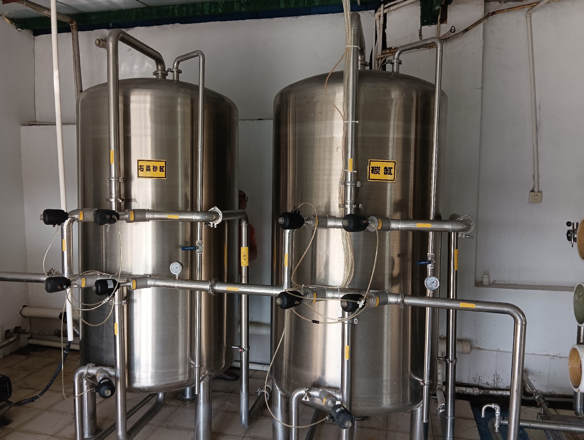 20251018反渗透设备现场安装图片1 (2).jpg